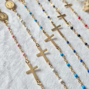 Bracelet Croix sur chaîne perlée de couleur