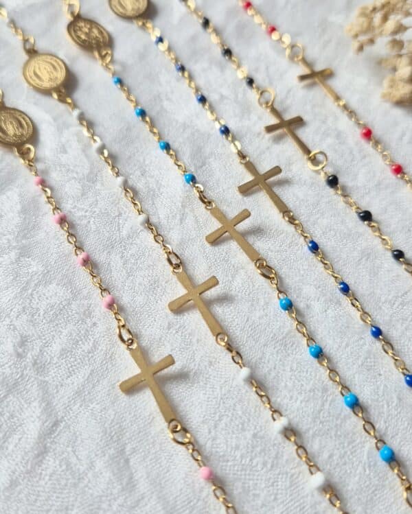 Bracelet Croix sur chaîne perlée de couleur